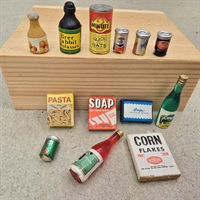 købmandsvarer-flasker-mad-varer-dukkehusvarer-farverige-daaser-pakker-gammelt-legetoej